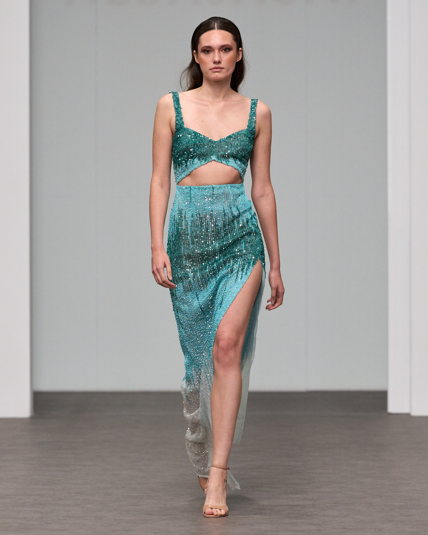 Maxi fitted dress with a V-neckline and embroidery - HJ 124