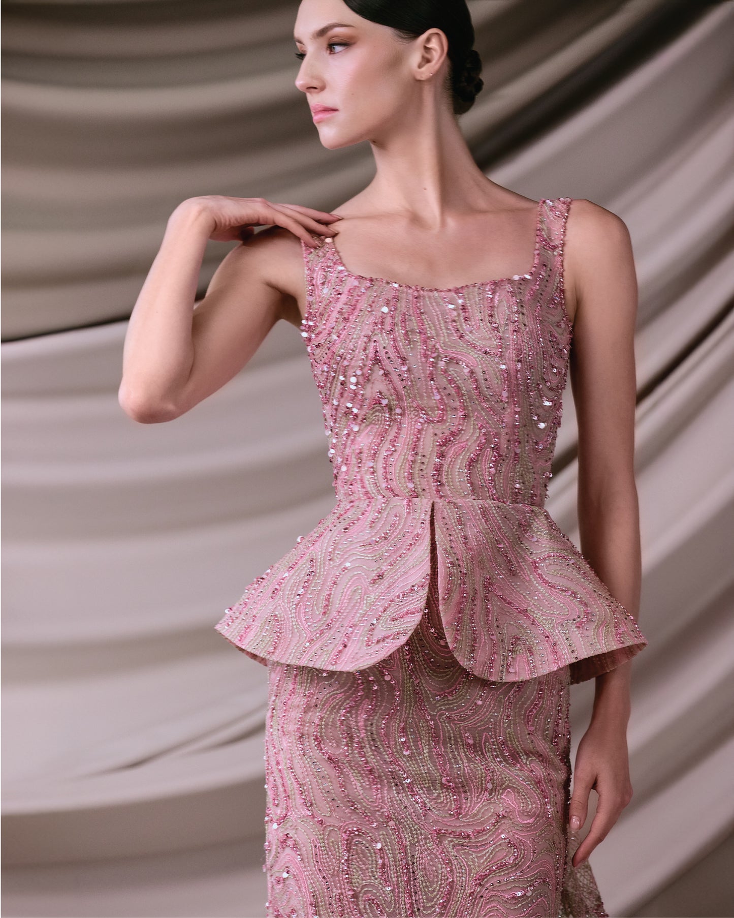 Pink embroidered lace shaped in a sleeveless dress - G-HJ 92