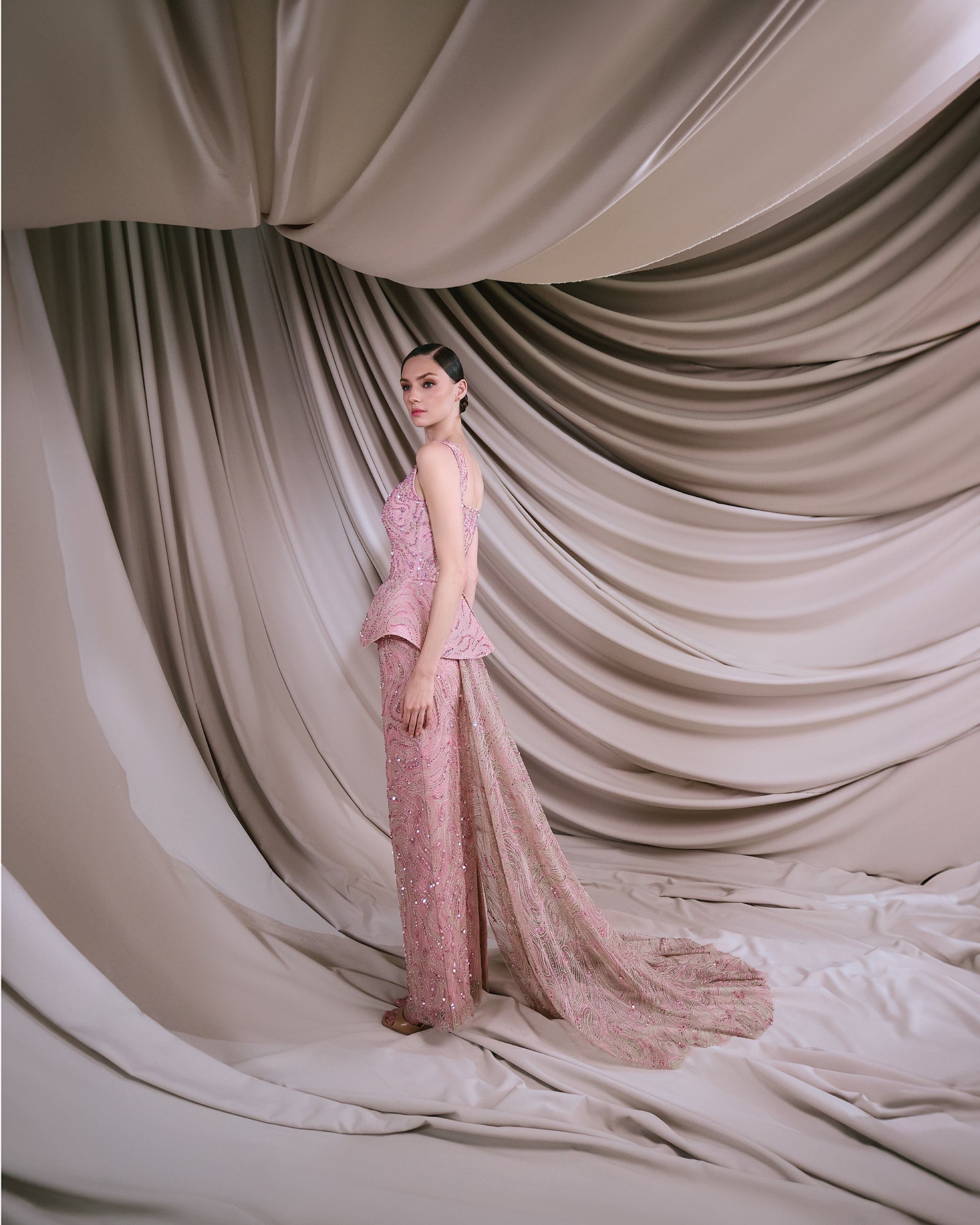 Pink embroidered lace shaped in a sleeveless dress - G-HJ 92